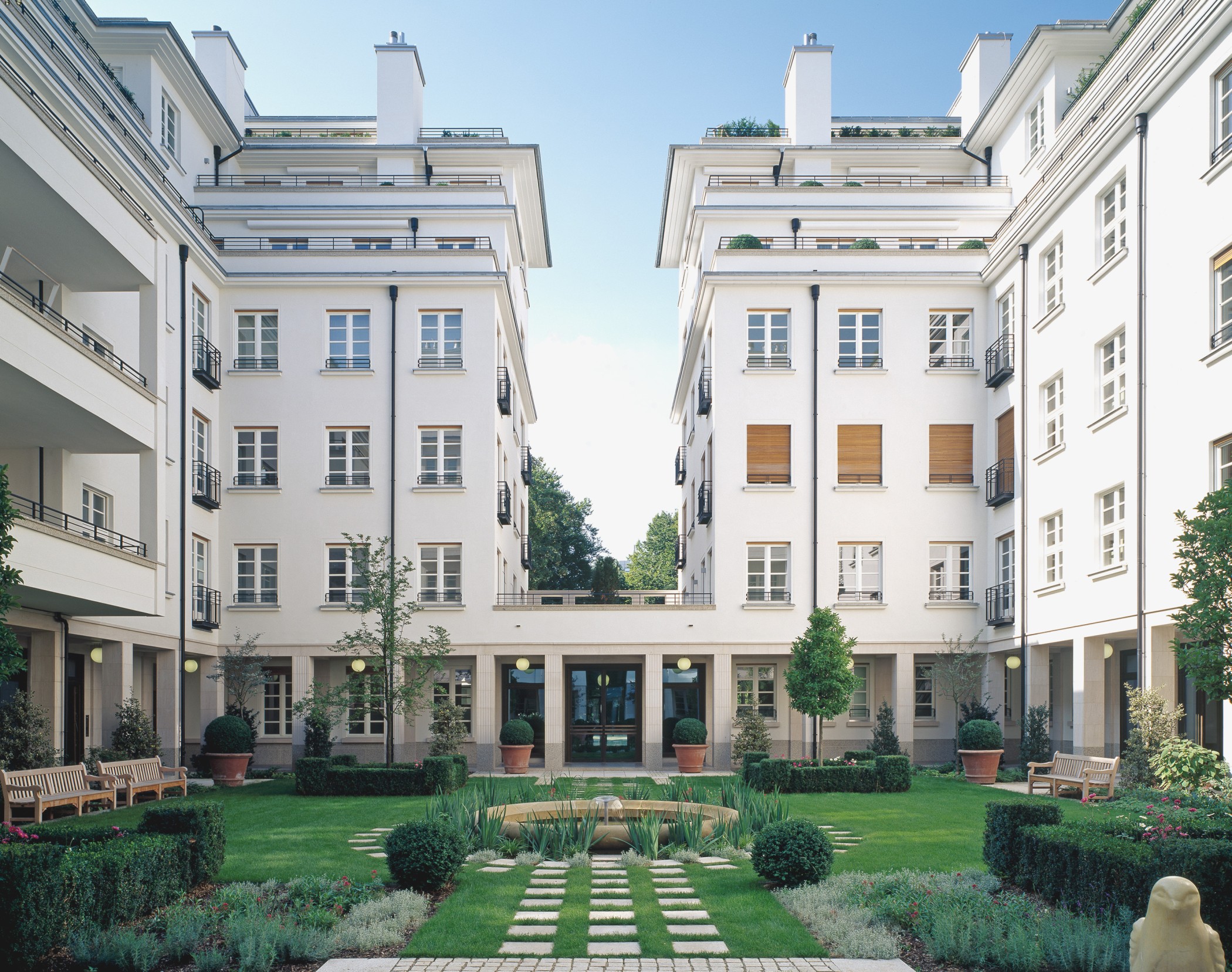 Innenhof der Wohnanlage mit Brunnen in den Lenbach Gärten in München
