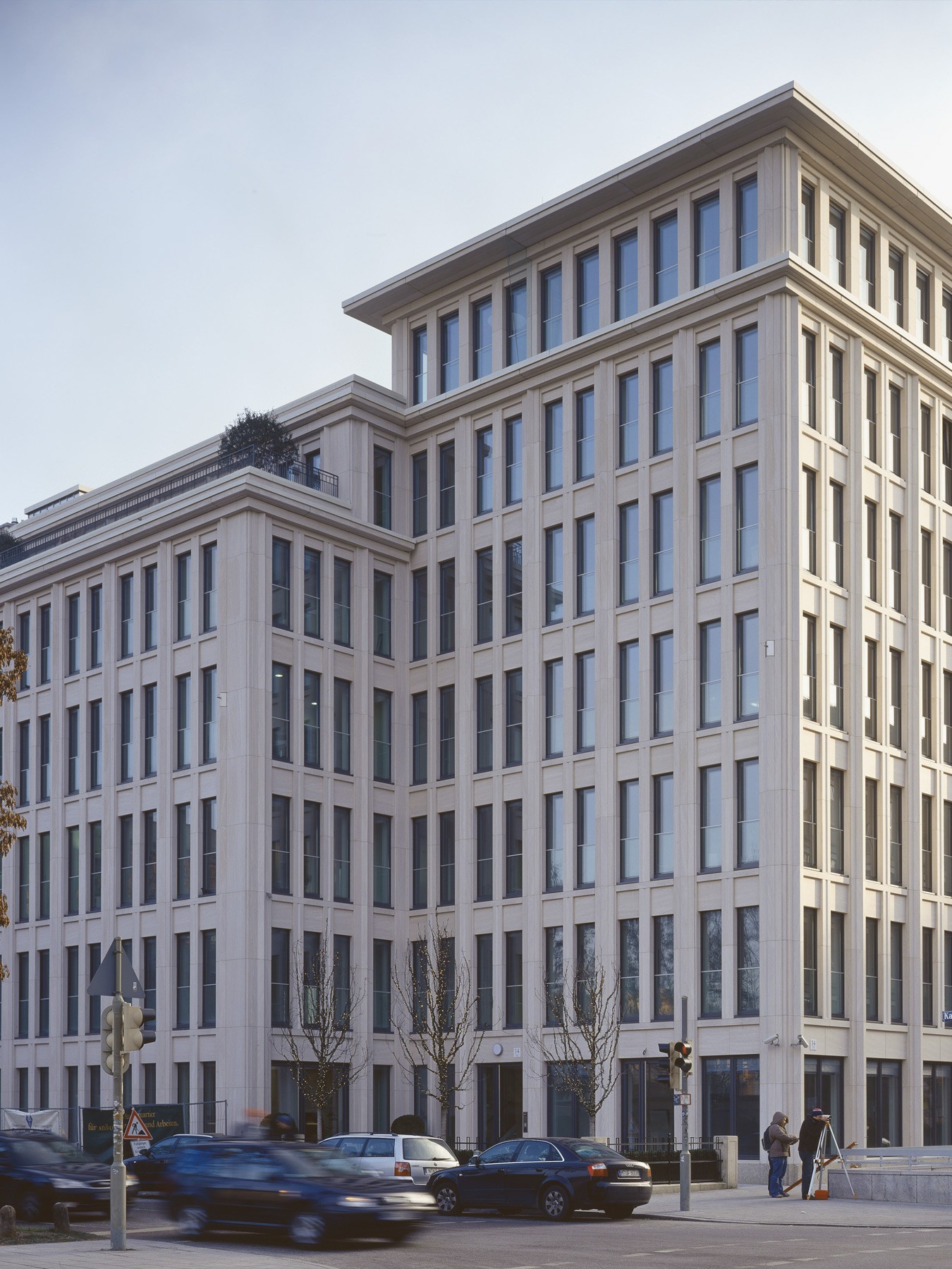 Strassenansicht der Fassade des Bürogebäudes in den Lenbach Gärten in München