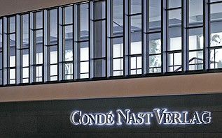 Logo des Cendé Nast Verlags am Bürogebäude in den Lenbach Gärten in München