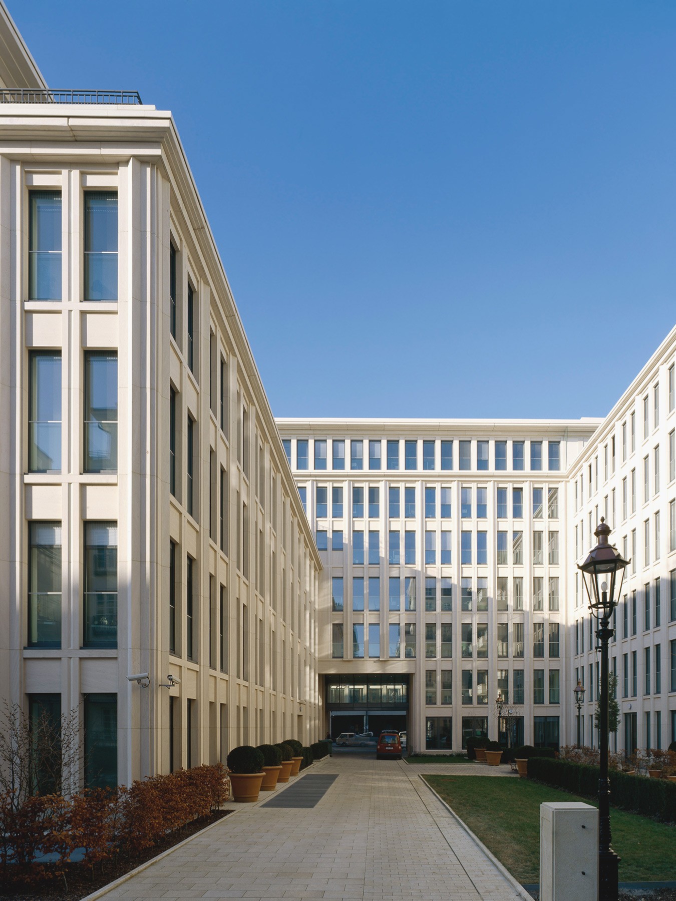Zugang des Bürogebäudes bei sonnenschein in den Lenbach Gärten in München