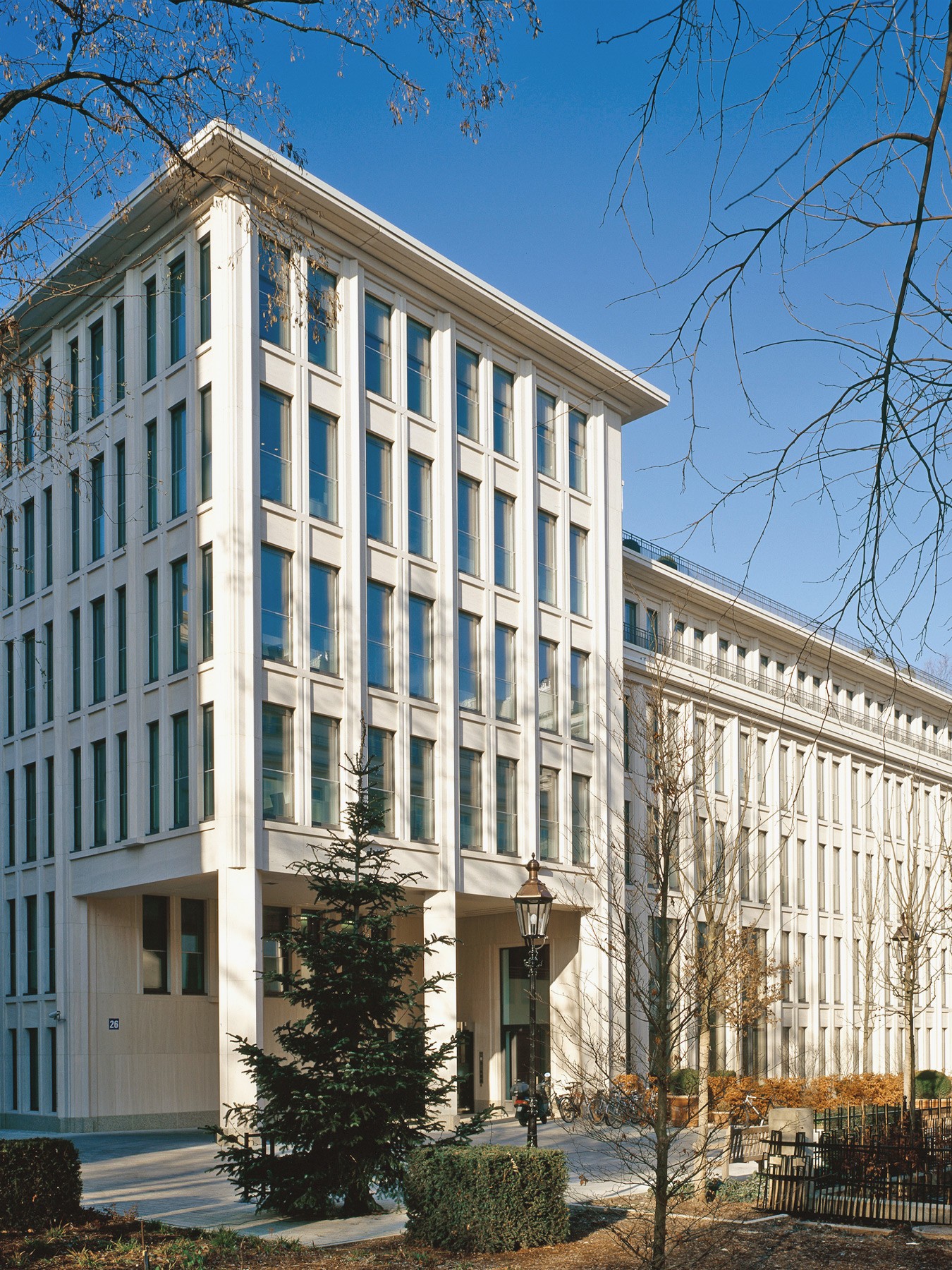 Fassade des Bürogebäudes bei sonnenschein im Winter in den Lenbach Gärten in München