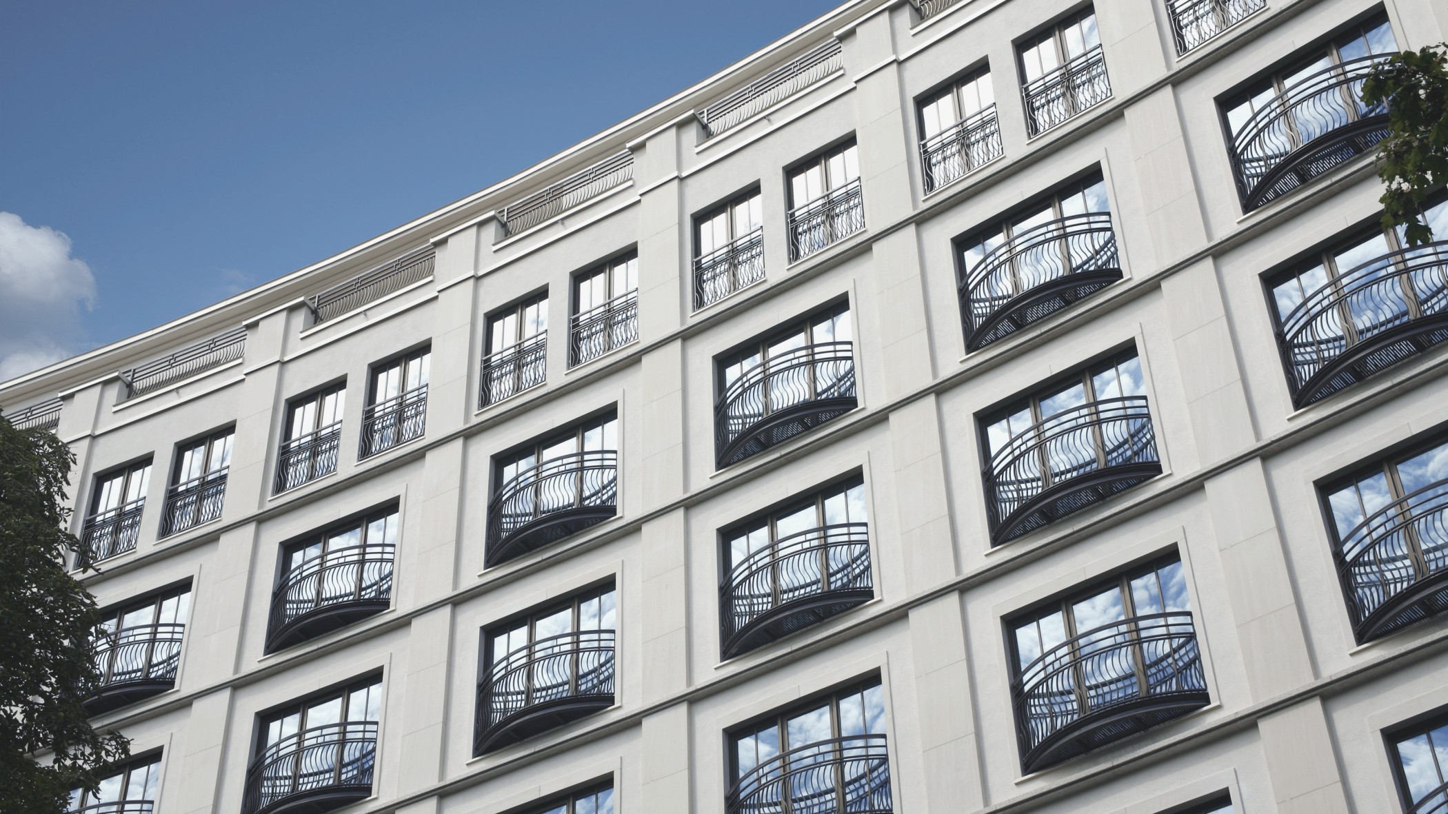Aufsicht auf die moderne Fassade des Charles Hotels im Wohnquartier Lenbach Gärten in München