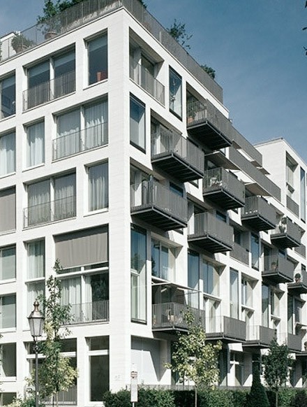 Moderne klassische Architektur mit Balkonen im Wohnquartier Lenbach Gärten in München