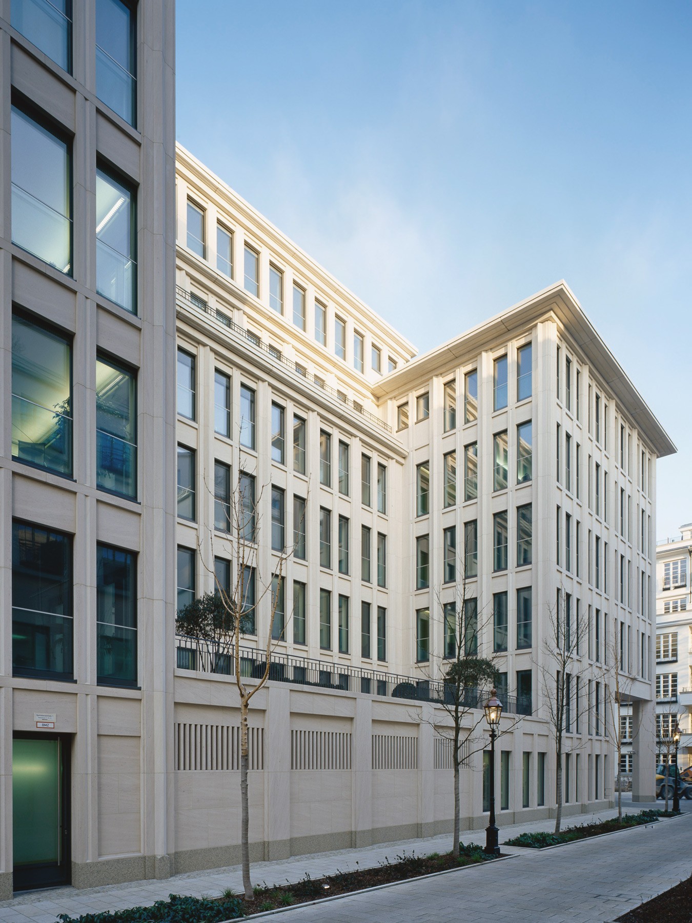 Ansicht von der Strasse des Bürogebäudes in den Lenbach Gärten in München