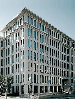 Fassade von der Straße des Bürogebäudes mit Ubahn Eingang in den Lenbach Gärten in München