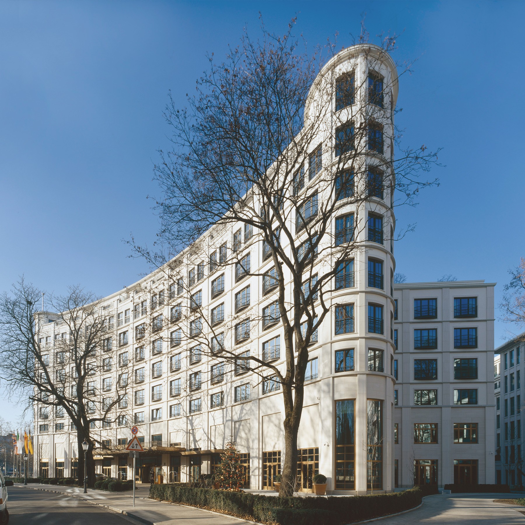 Fassade des Charles Hotels in den Lenbach Gärten in München im Winter