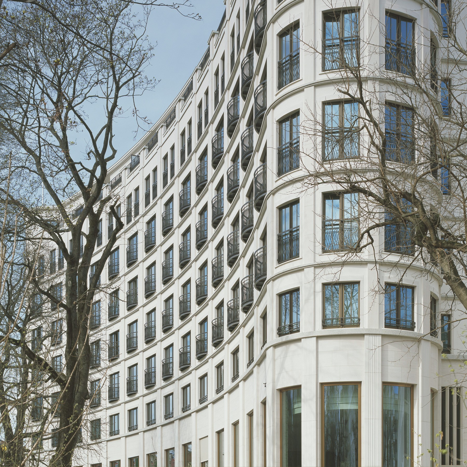 Nahaufnahme der Fassade des Charles Hotels in den Lenbach Gärten in München im Winter