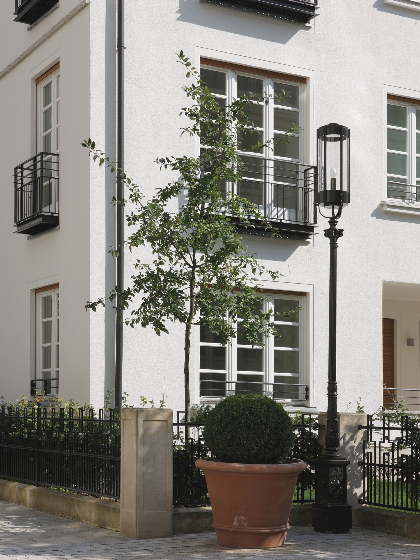 Moderne klassische Architektur mit Parkanlage im Wohnquartier Lenbach Gärten in München