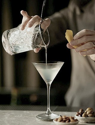 Cocktail wir in der Bar des Hotels Charles gemixt in den Lenbach Gärten in München