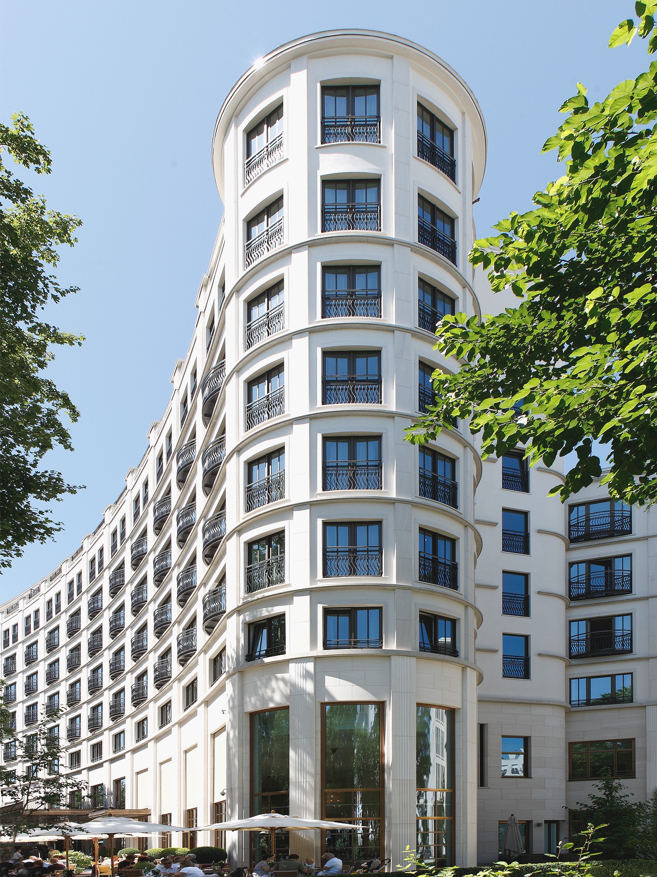 Runder Turm der Fassade des Charles Hotels in den Lenbach Gärten in München