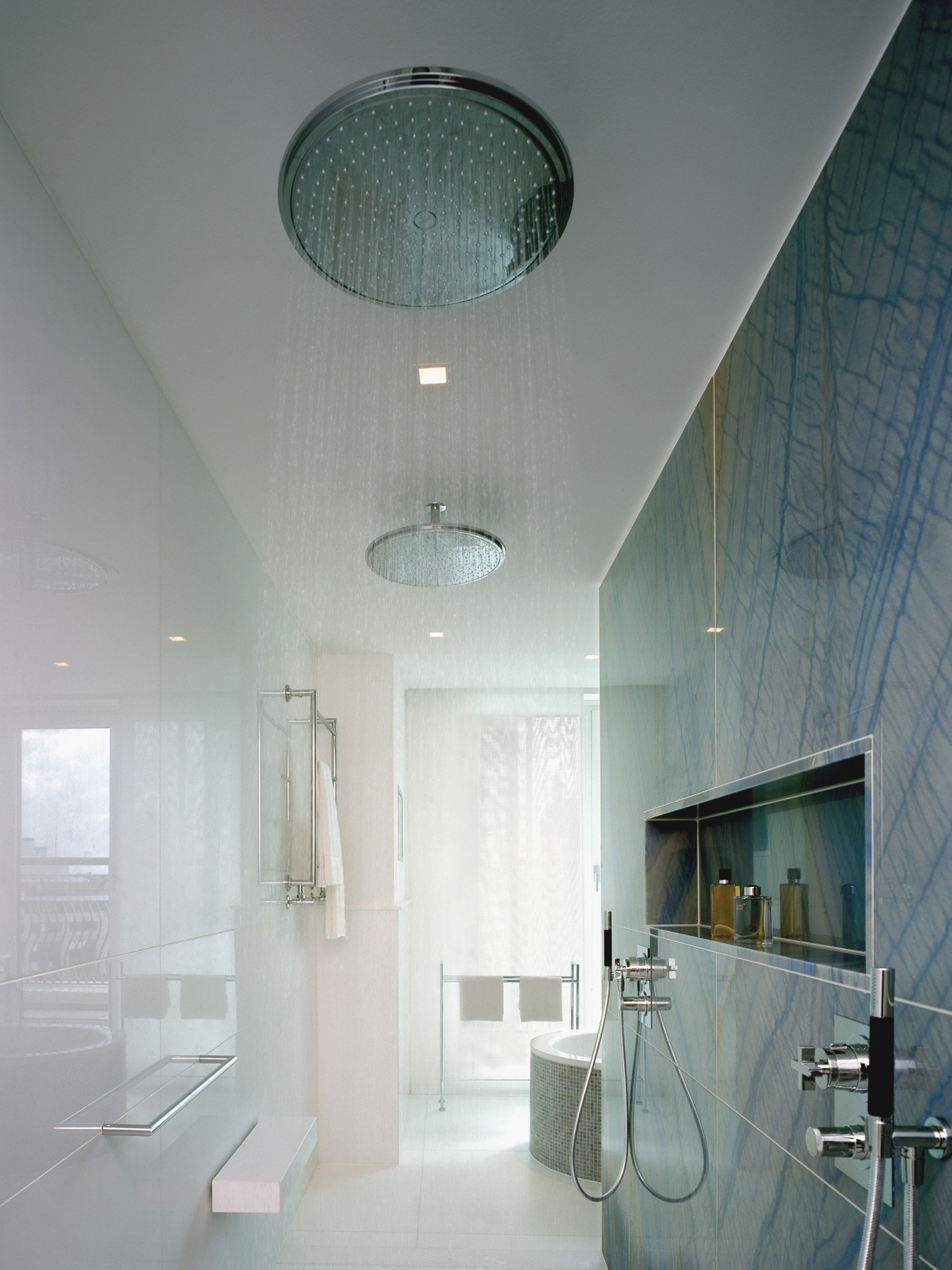 Dusche mit hochwertigen Steinfliesen im exklusiven Wohnquartier Lenbach Gärten in München