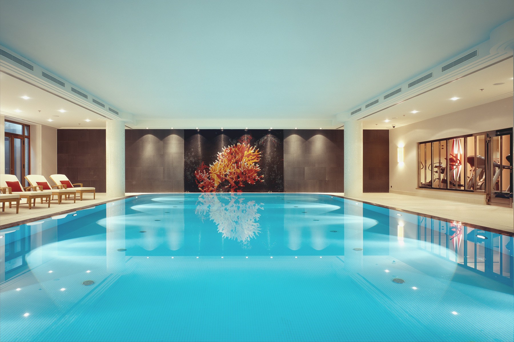 Pool im Charls Hotel in den Lenbach Gärten in München