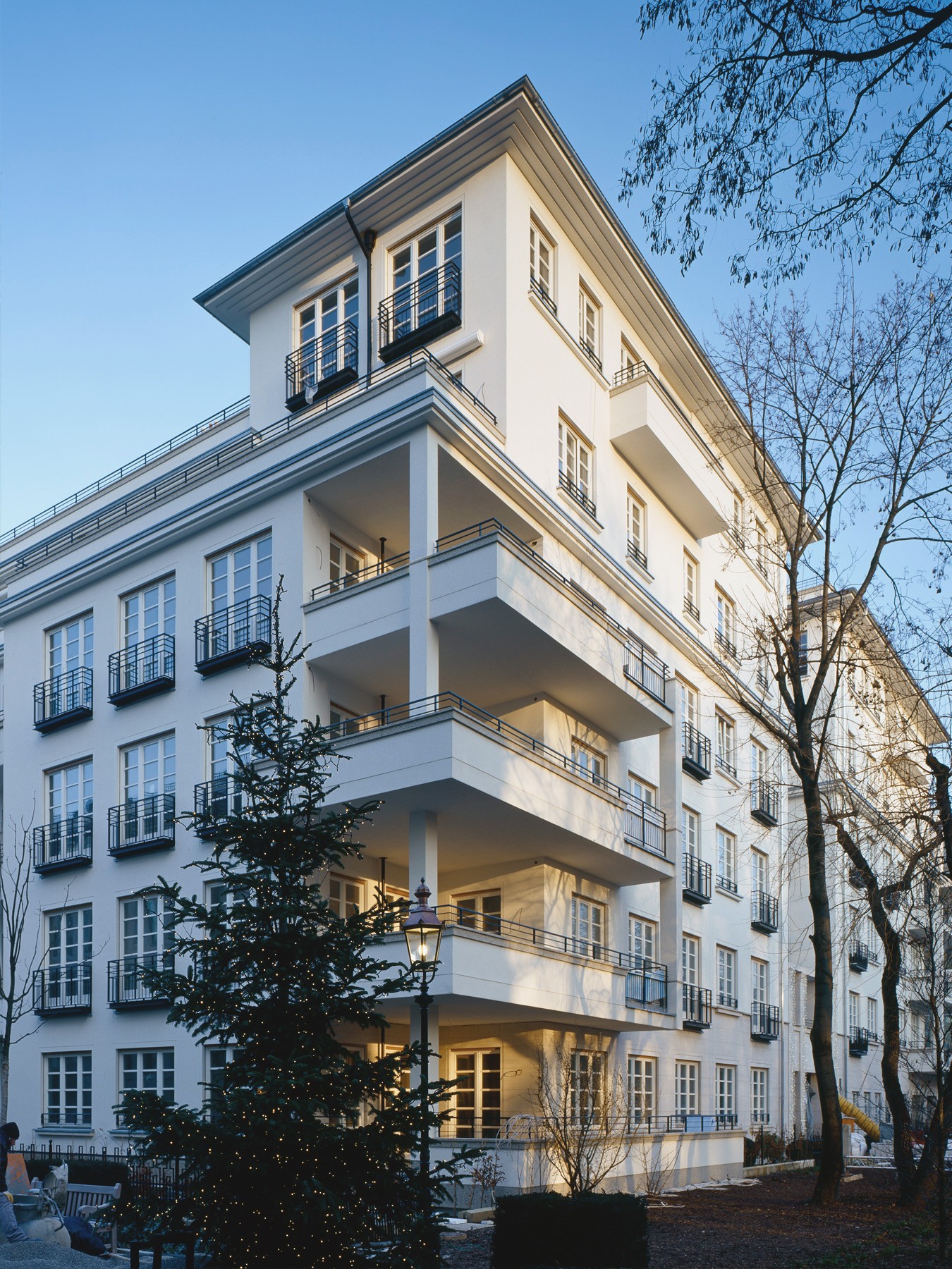 Moderne klassische Architektur mit Loggien und Weihnachtsbaum in den Lenbach Gärten in München