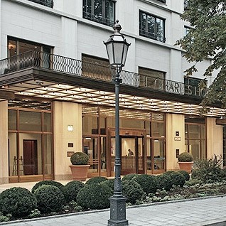 Eingangsbereich des Charles Hotels mit klassischer Laterne im exklusiven Wohnquartier Lenbach Gärten München