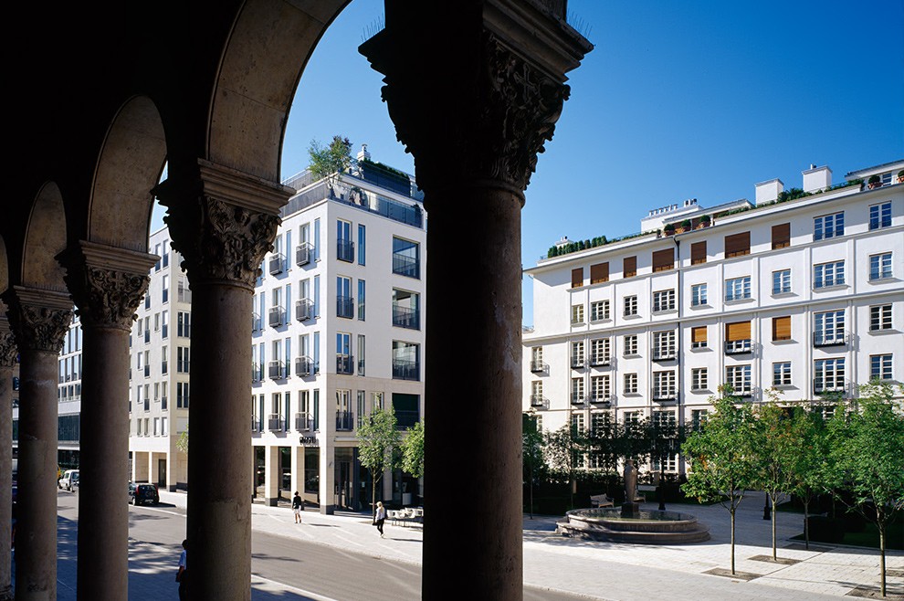 Moderne klassische Architektur mit Säulen im Vordergrund im Wohnquartier Lenbach Gärten in München