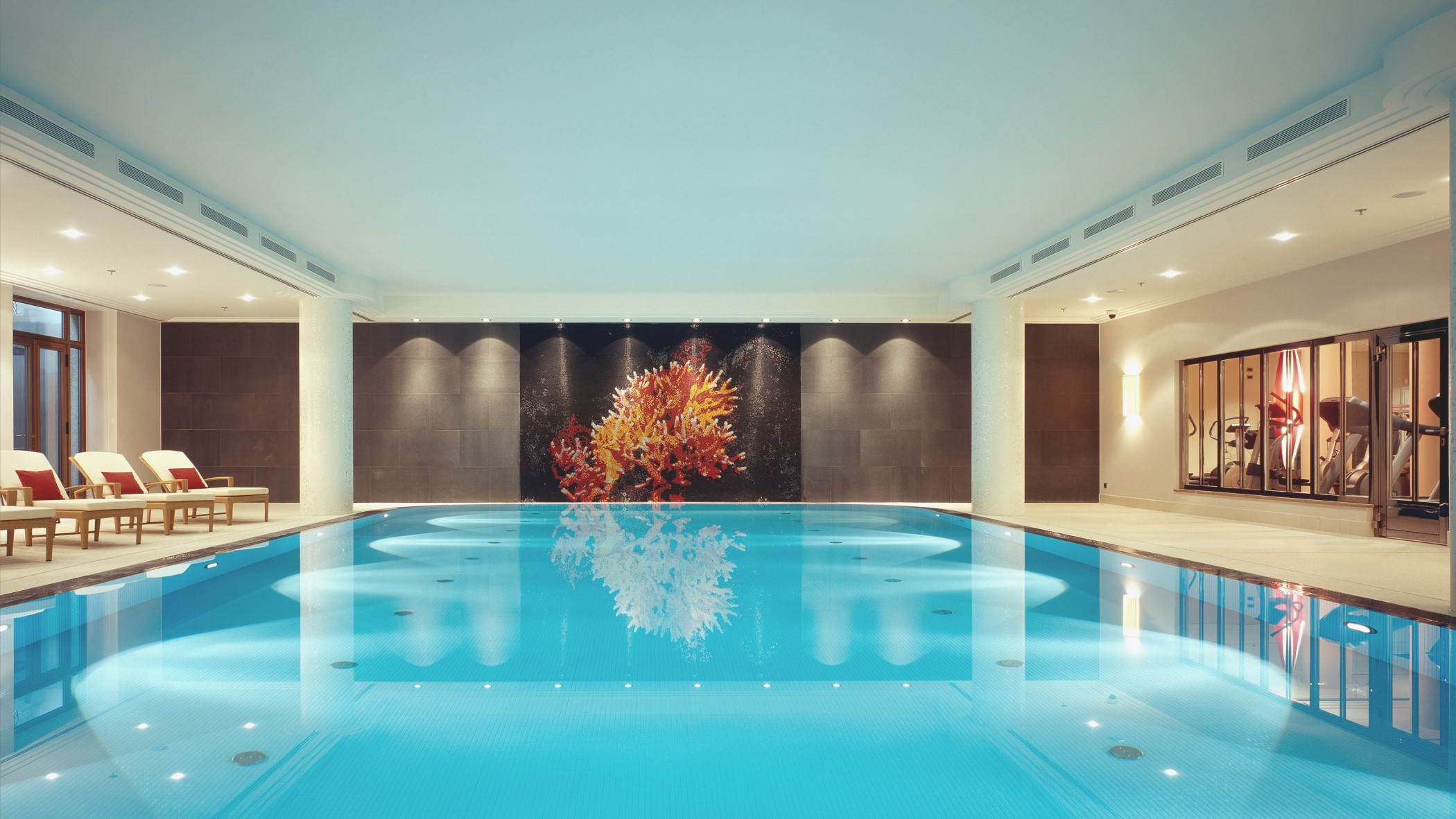 Pool im Charls Hotel in den Lenbach Gärten in München