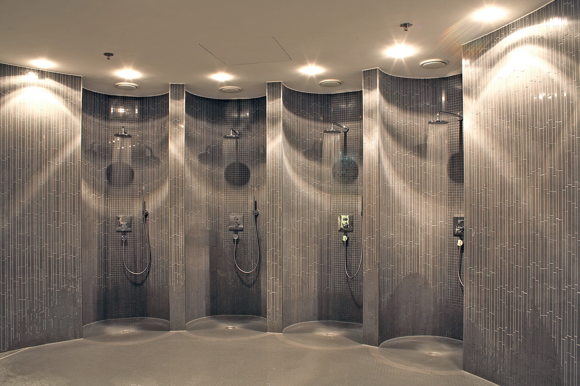 Hochwertige Duschen im Spa-Bereich im Wohnquartier Lenbach Gärten in München