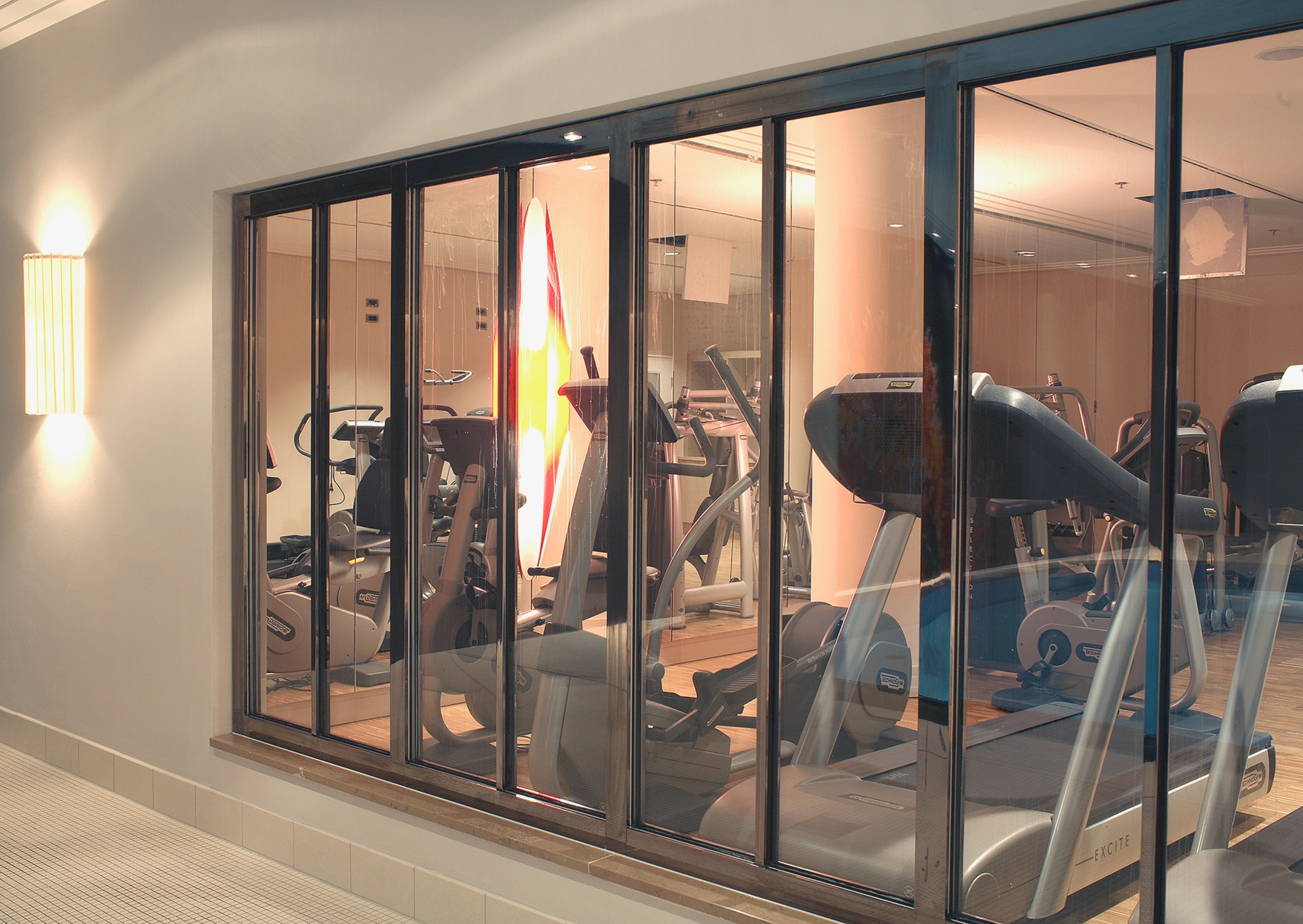 Spa-Bereich mit Fitnessgeräten im Wohnquartier Lenbach Gärten in München