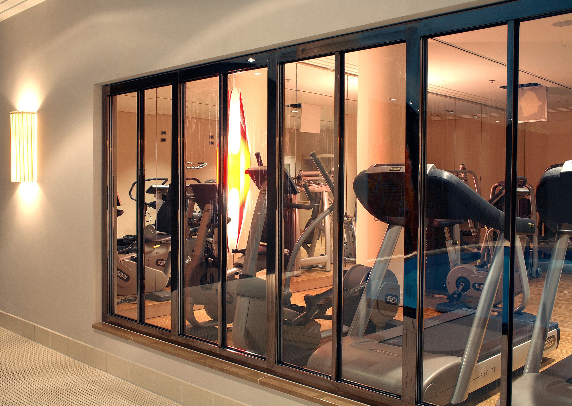 Spa-Bereich mit Fitnessgeräten im Wohnquartier Lenbach Gärten in München