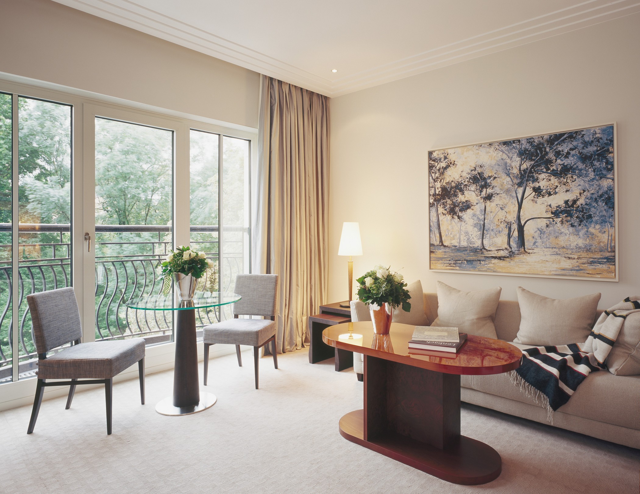 Wohnzimmer der Suite des Charles Hotels in den Lenbach Gärten in München