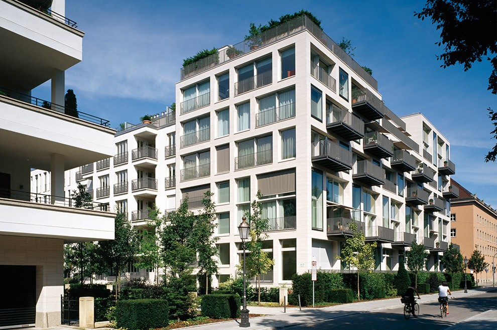 Moderne klassische Architektur mit begrünter Parkanlage im Wohnquartier Lenbach Gärten in München