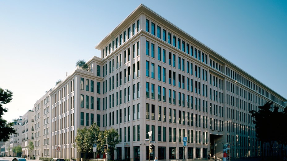 Fassade des Bürogebäudes bei sonnenschein in den Lenbach Gärten in München