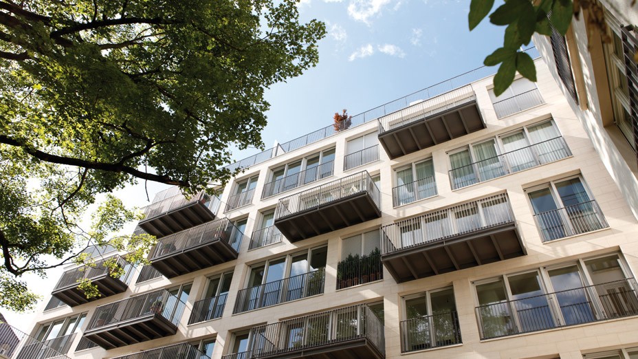 Wohngebäude des Klenze Palazzo mit Baum im Vordergrund im exklusiven Quartier Lenbach Gärten München