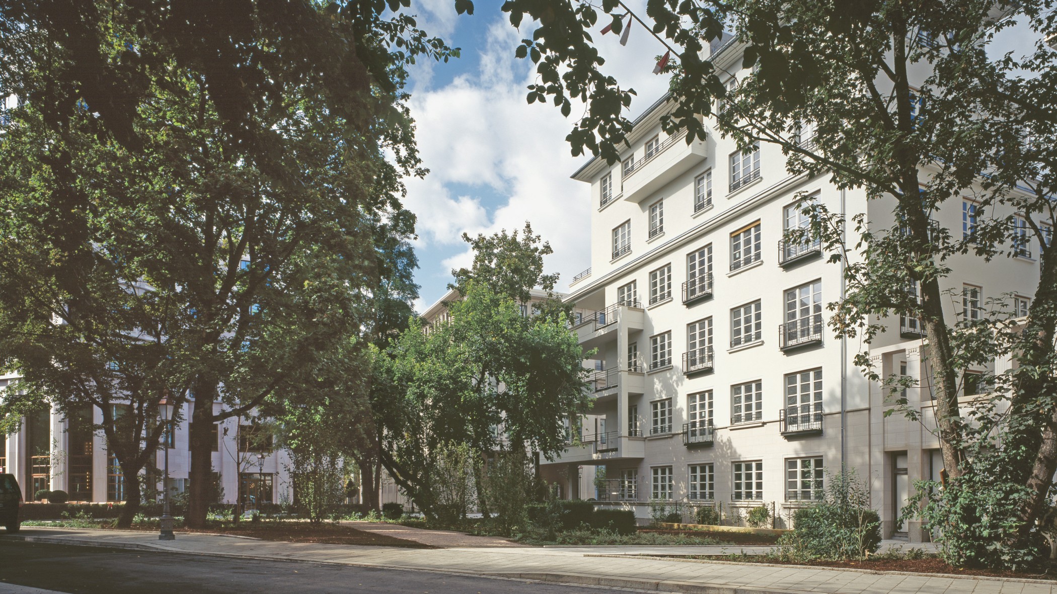 Moderne klassische Architektur mit Parkanlage im Wohnquartier Lenbach Gärten in München
