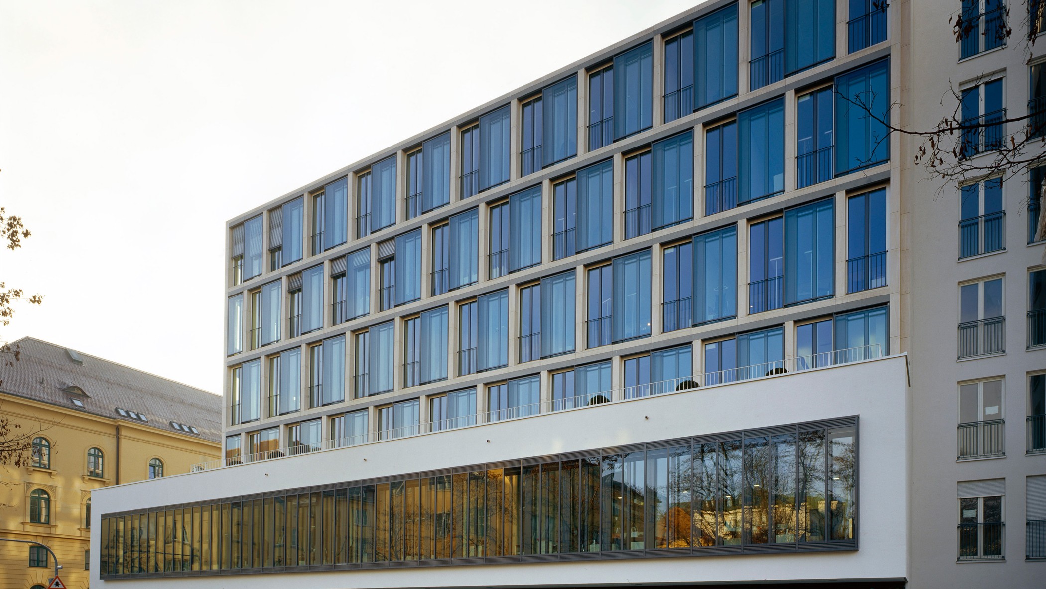 Fassade des Bürogebäudes in den Lenbach Gärten in München