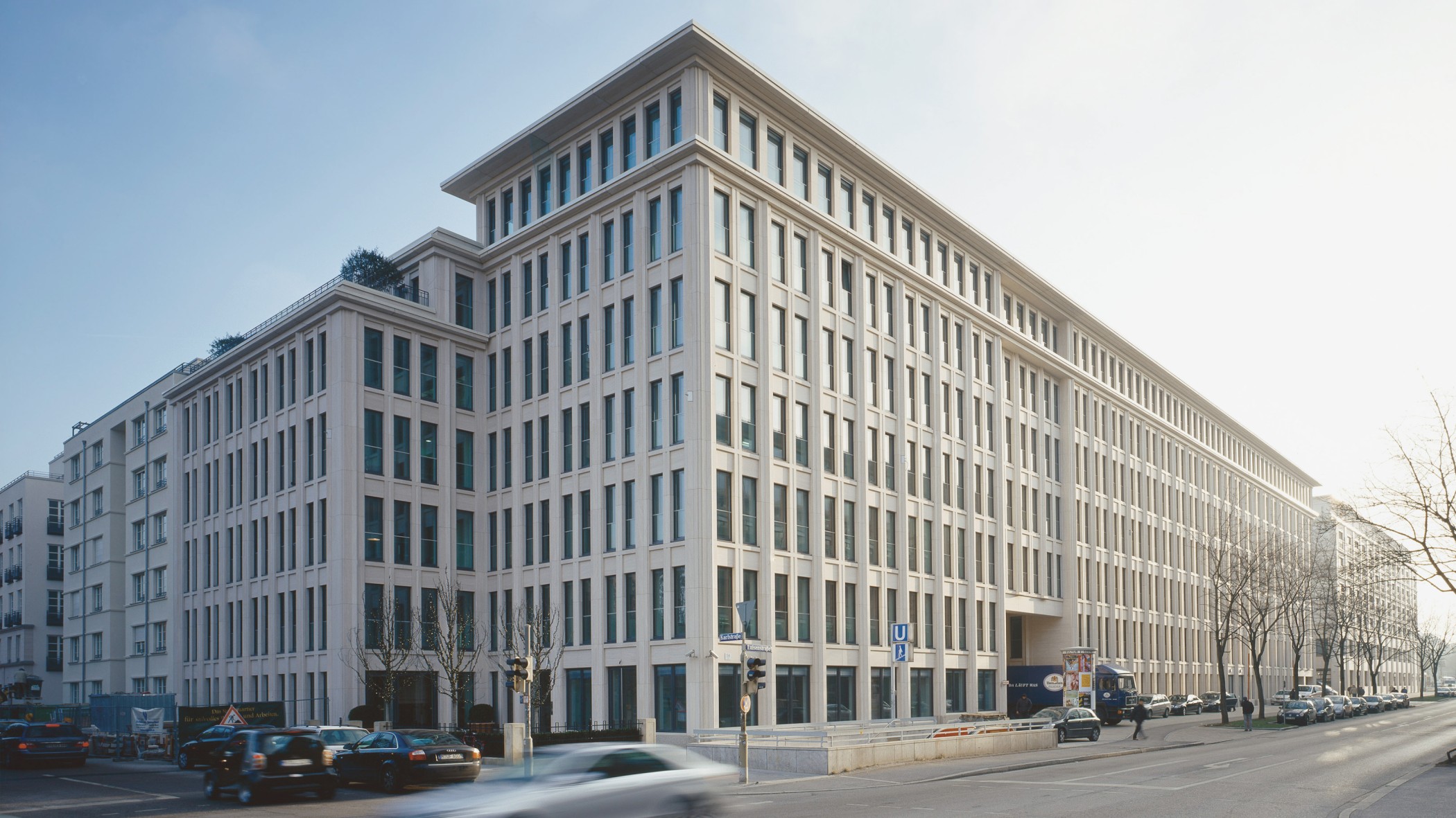 Fassade von der Straße des Bürogebäudes in den Lenbach Gärten in München