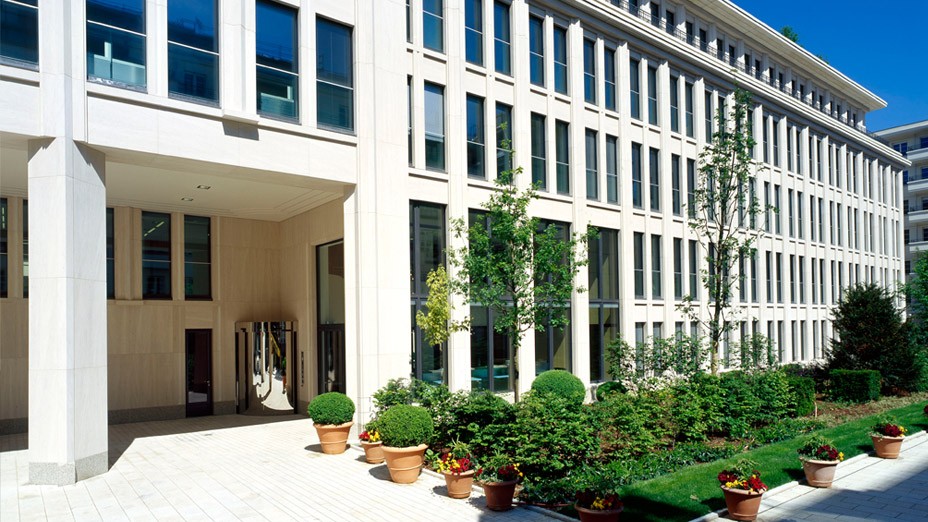 Grünanlagen des Bürogebäudes bei sonnenschein in den Lenbach Gärten in München