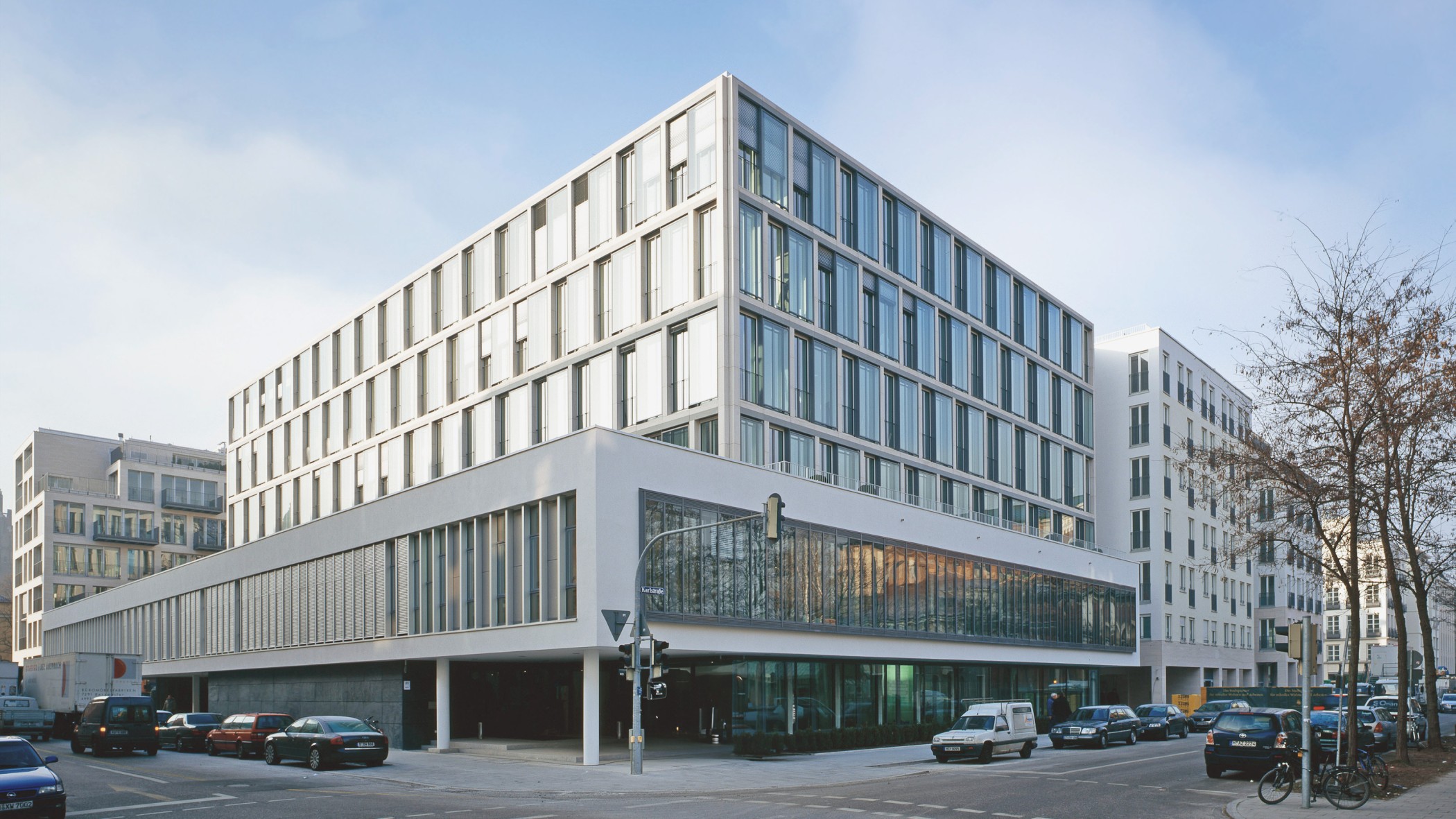 Fassade von der Straße des Bürogebäudes in den Lenbach Gärten in München