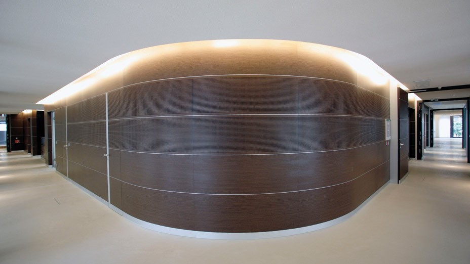 Flur des Bürogebäudes mit hochwertiger Austattung in den Lenbach Gärten in München