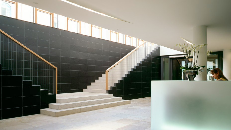 Lobby des Bürogebäudes mit architektonische Design Treppen in den Lenbach Gärten in München