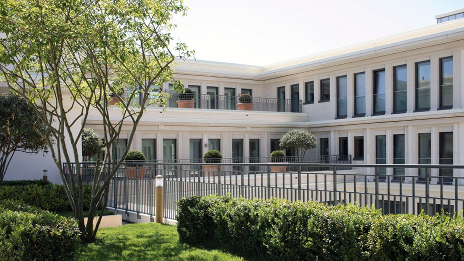 Balkone des Bürogebäudes bei sonnenschein in den Lenbach Gärten in München