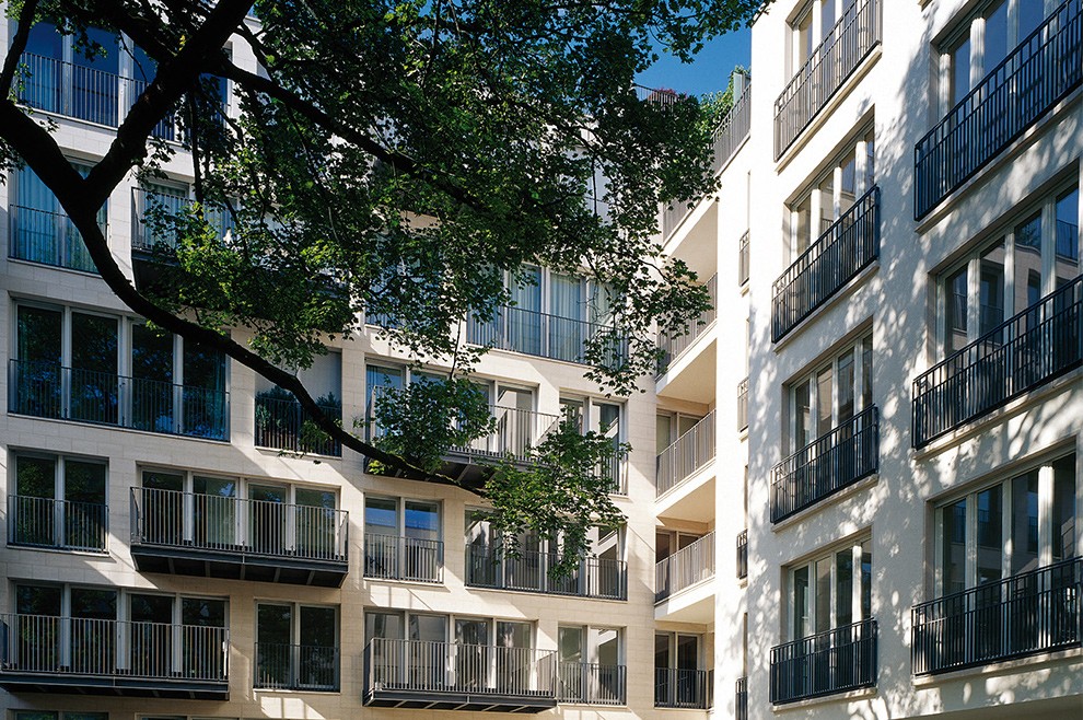 Wohngebäude des Klenze Palazzo mit Baum im Vordergrund im exklusiven Quartier Lenbach Gärten München