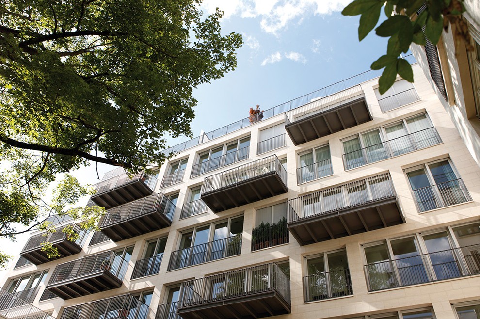 Wohngebäude des Klenze Palazzo mit Baum im Vordergrund im exklusiven Quartier Lenbach Gärten München