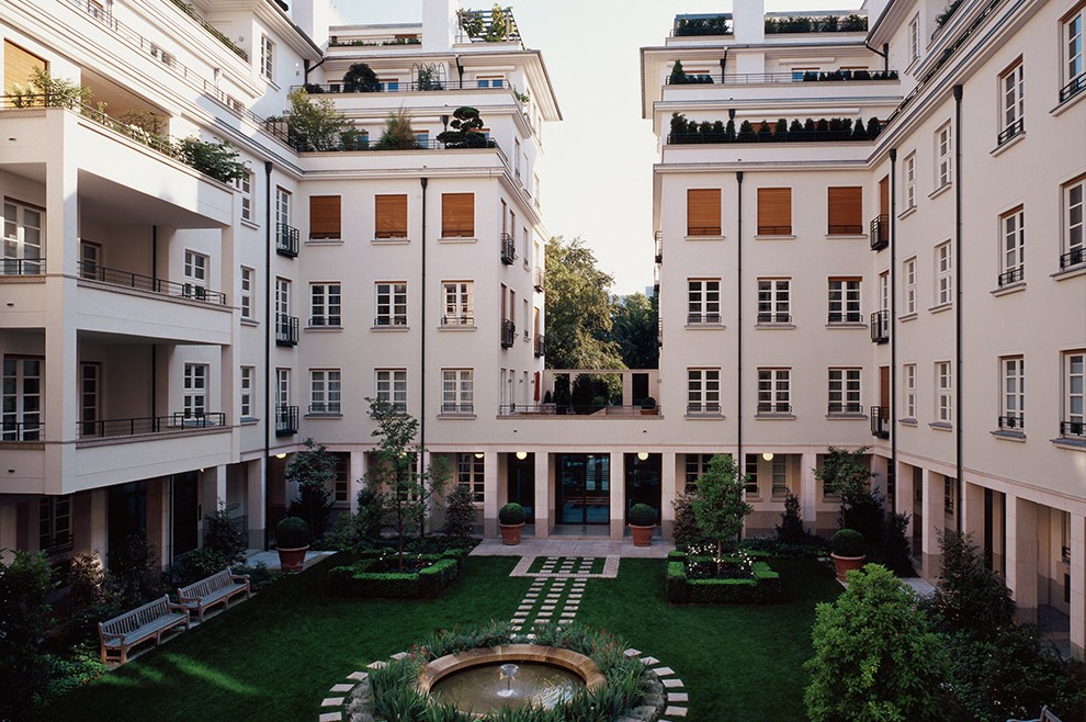 Innenhof mit grüner Parkanlage und Springbrunnen im exklusiven Wohnquartier Lenbach Gärten München