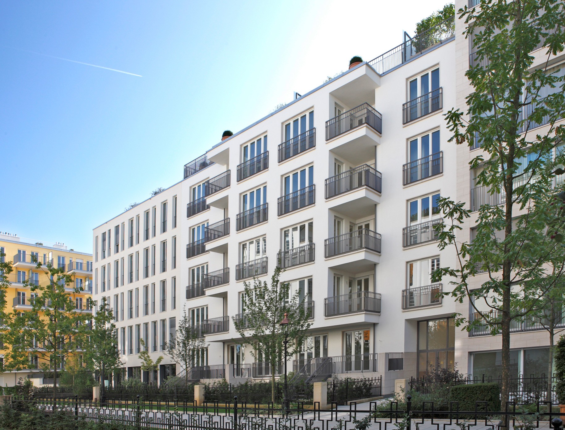 Moderne klassische Architektur mit Parkanlage im Wohnquartier Lenbach Gärten in München