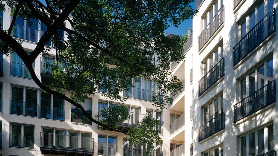 Wohngebäude des Klenze Palazzo mit Baum im Vordergrund im exklusiven Quartier Lenbach Gärten München