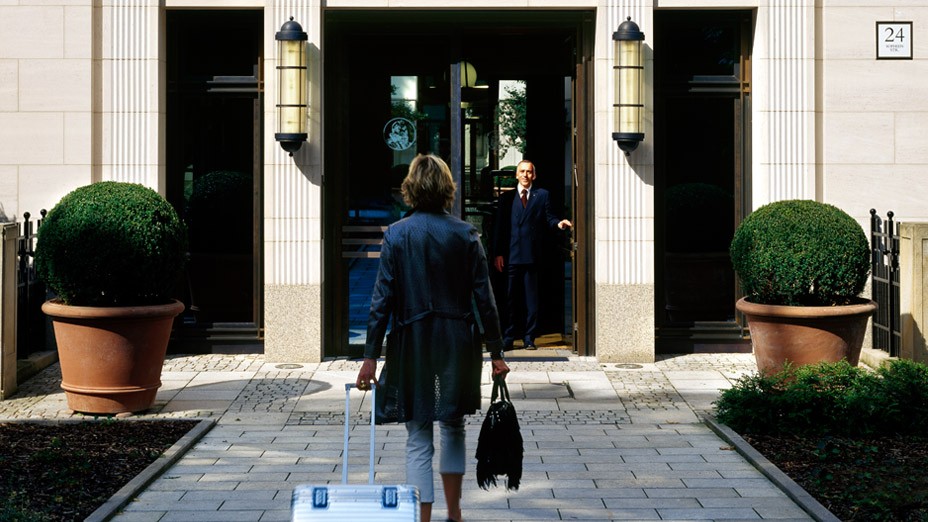 Eingang der Lenbach Gärten in München mit Concierge-Service