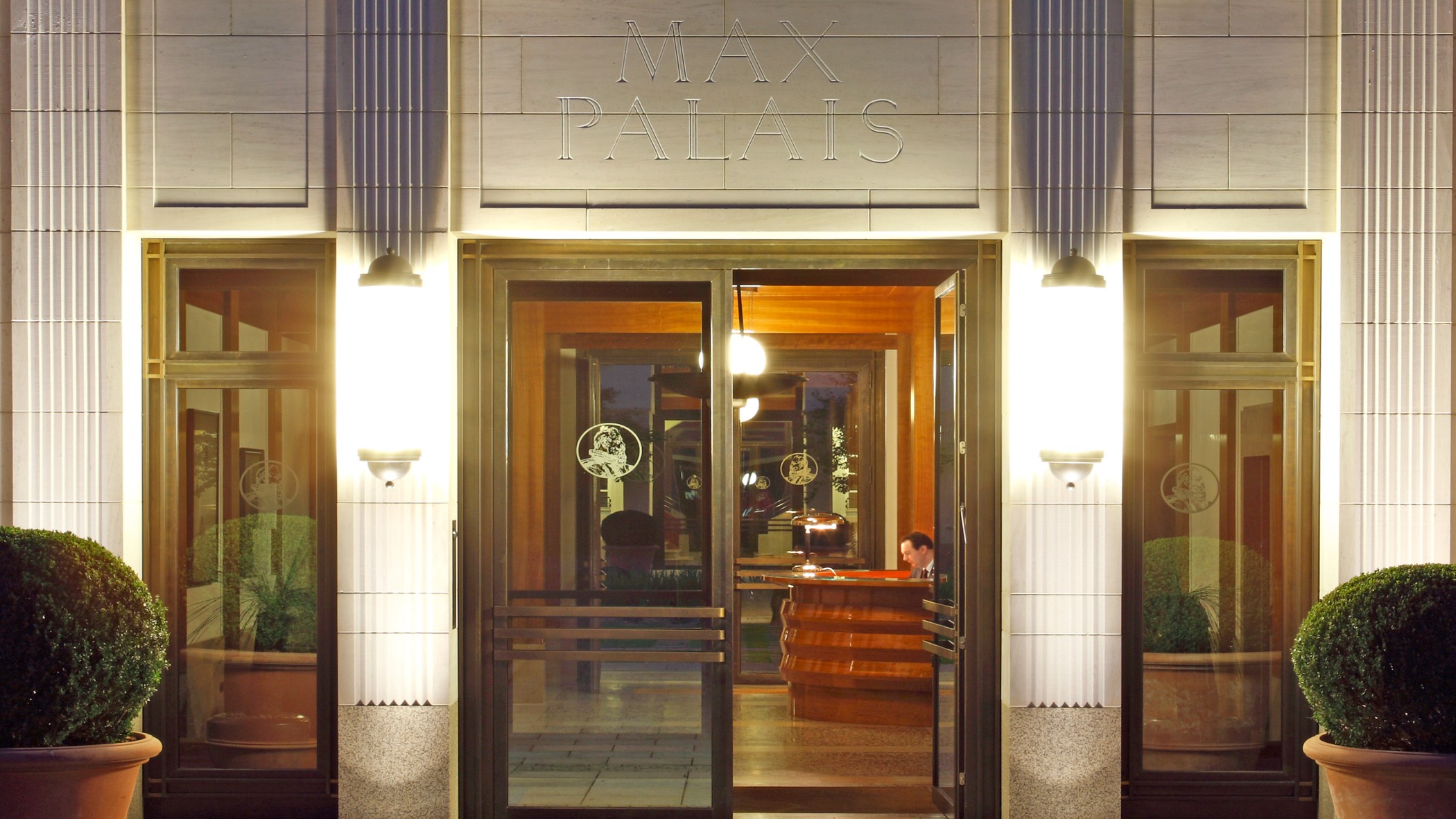 Eingang beleuchtet bei nacht der Lenbach Gärten in München mit Concierge-Service