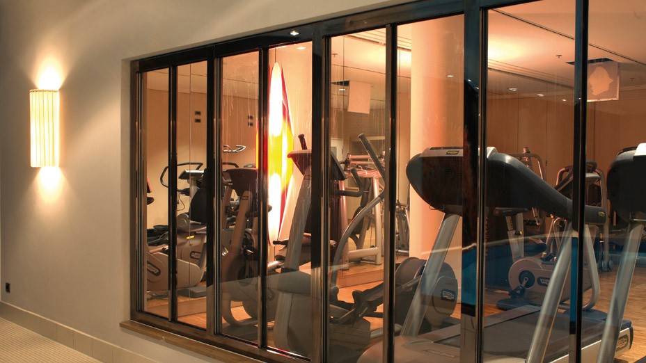 Spa-Bereich mit Fitnessgeräten im Wohnquartier Lenbach Gärten in München