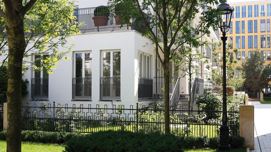 Moderne klassische Architektur mit begrünter Parkanlage im Wohnquartier Lenbach Gärten in München