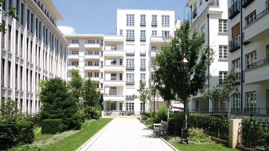 Moderne klassische Architektur mit begrünter Parkanlage im Wohnquartier Lenbach Gärten in München
