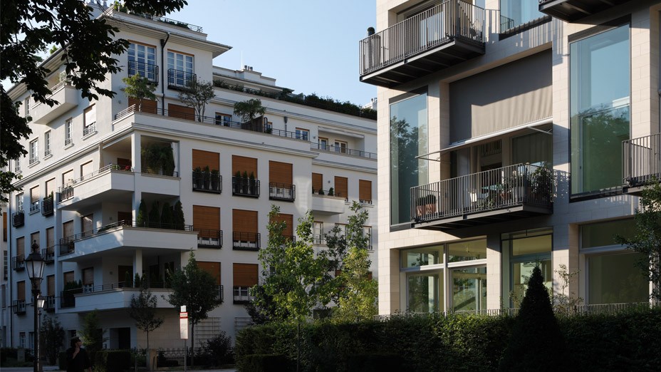 Moderne klassische Architektur mit begrünter Parkanlage im Wohnquartier Lenbach Gärten in München