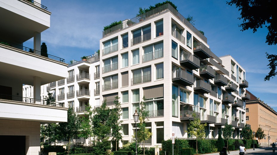 Moderne klassische Architektur mit begrünter Parkanlage im Wohnquartier Lenbach Gärten in München
