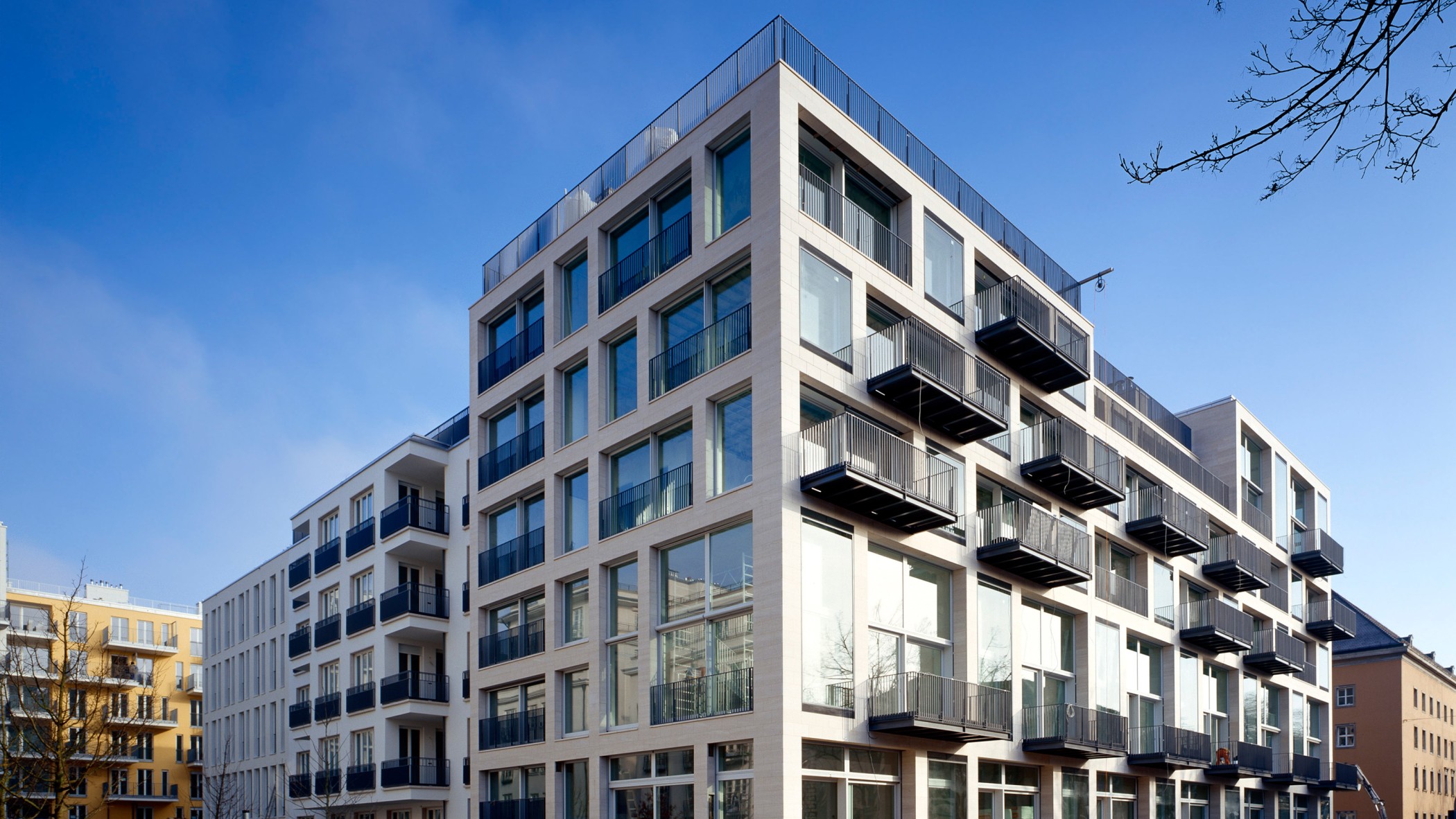 Moderne klassische Architektur im Wohnquartier Lenbach Gärten in München